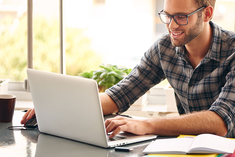 joven_estudiando_online Joven estudiando online